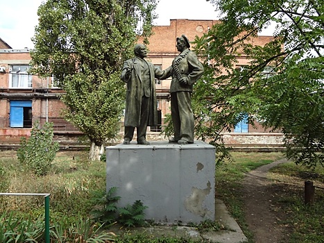 В Краснодаре скульптуру Ленина с матросом перенесут в городской сквер
