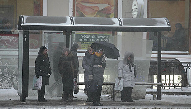 Автомобиль влетел в автобусную остановку с людьми в Москве
