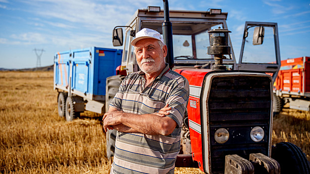 Пенсия чуть больше: кому доплатят за работу в селе