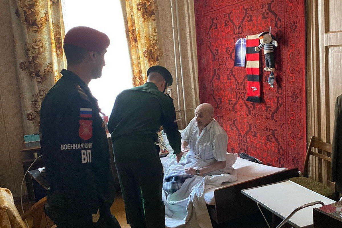 Военные полицейские ЦВО навестили столетнего фронтовика из Омска накануне Дня Победы