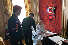 Военные полицейские ЦВО навестили столетнего фронтовика из Омска накануне Дня Победы