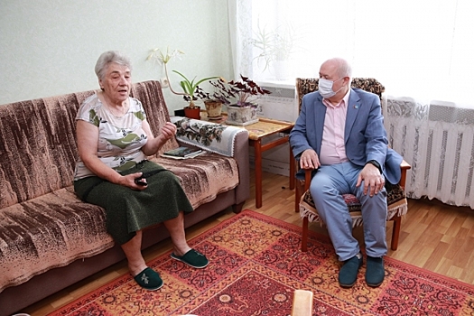 Глава самоуправления Калуги поздравил с юбилеем жительницу города