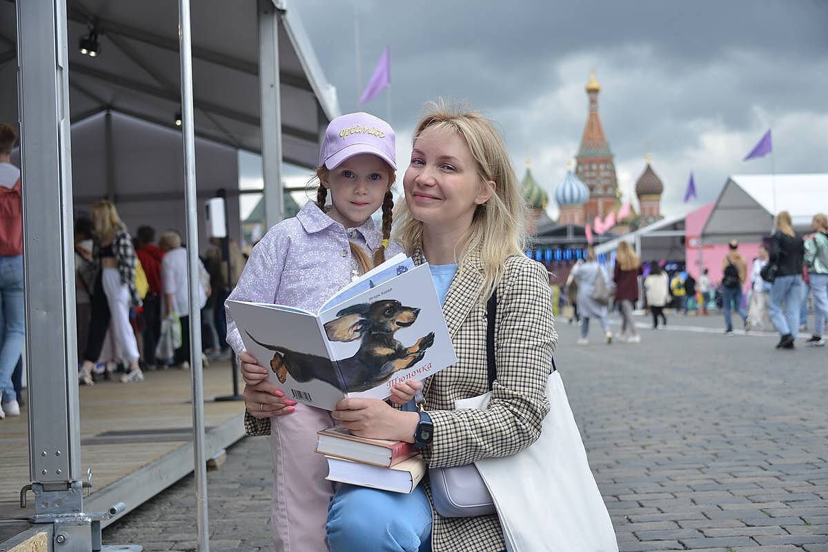 Подержать динозавра на ладони и послушать энецкие стихи: в Москве стартовал книжный фестиваль