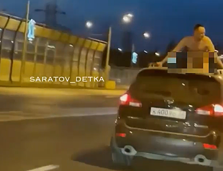 В Саратове голый мужик размахивал гениталиями из люка Mitsubishi Outlander