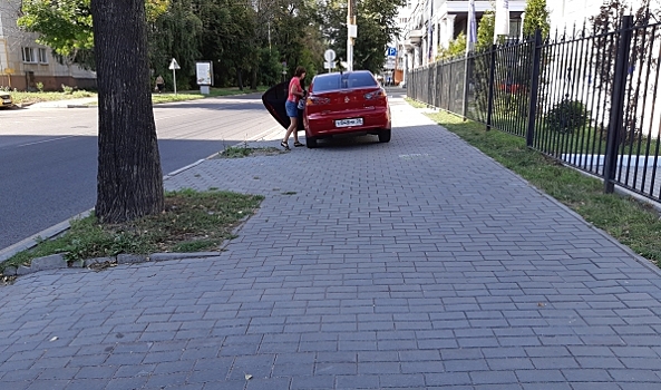 В Воронеже оштрафовали автоледи, припарковавшую свой Mitsubishi на тротуаре
