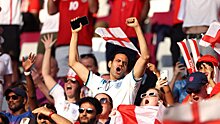 Фаната заставили раздеться догола при обыске у стадиона в Катаре. Позднее его не пускали на матч из-за футболки и кепки сборной Англии в цветах радуги