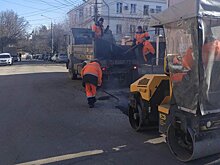 Весенние работы: на дорогах Симферополя начали латать ямы