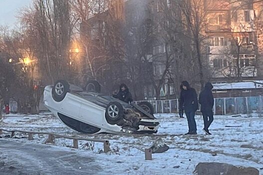 В массовой автоаварии в Энгельсе перевернулась на крышу «Skoda»