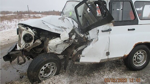 Всмятку. На трассе в Кировской области УАЗ влетел в грузовой ГАЗ
