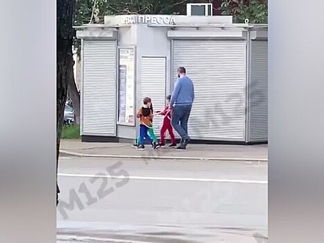 Психолог прокомментировала выгуливание детей на шлейке в Москве