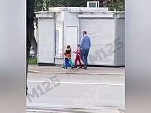 Психолог прокомментировала выгуливание детей на шлейке в Москве