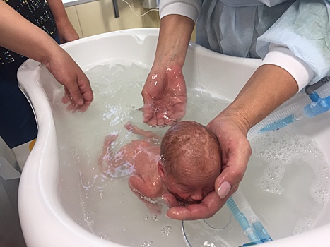 Для недоношенного малыша устроили первый банный день