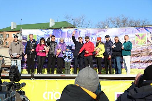 Во Владивостоке самым спортивным приморцам вручили знаки ГТО