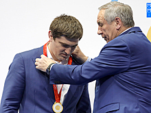 Российский борец Ахмедов подарил переданную ему золотую медаль Игр-2008 отцу