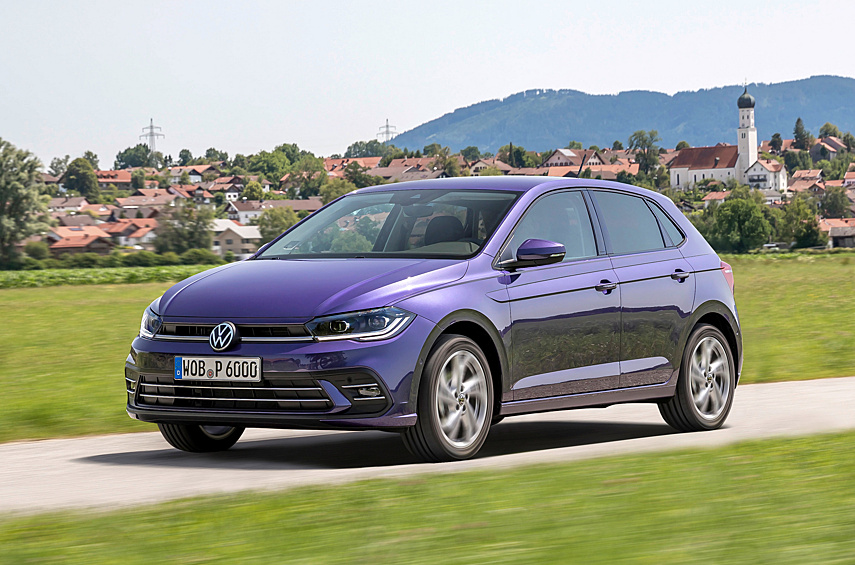 #20: Volkswagen Polo — 363,6 тысячи (+ 57%). Ещё более впечатляющую динамику показал Volkswagen Polo — модель шестого поколения, выпускаемая с 2017 года (кстати, вместе с Suzuki Swift это единственные автомобили B-класса в рейтинге топ-30). По сравнению с 2022 годом продажи выросли на рекордные 57%, разом вознеся фольксвагеновский компакт с 60-й на 20-ю позицию в рейтинге. Эксперт объясняет это пост-ковидным ростом рынков: особенно большую прибавку дали Бразилия (где выпускается локальная версия, в том числе с кузовом седан), Италия и Мексика.