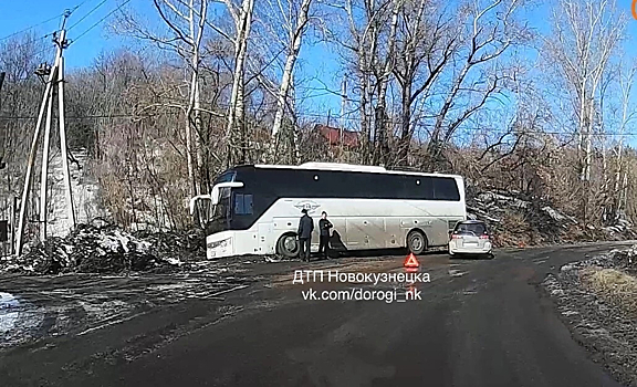 Туристический автобус вылетел с проезжей части в кузбасском городе