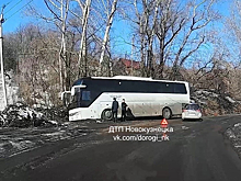 Туристический автобус вылетел с проезжей части в кузбасском городе