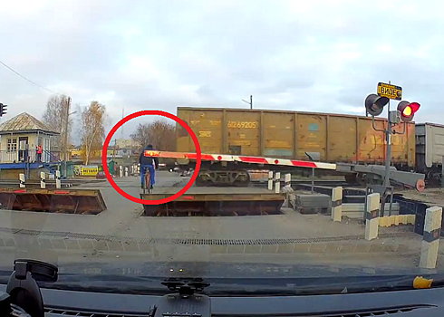 Бессмертный велосипедист проскочил перед поездом