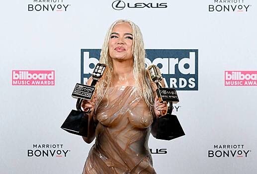 Популярная певица вышла в свет в платье с иллюзией мокрой ткани на голом теле