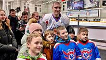 Жители Смоленской области сыграли в хоккей с космонавтами к юбилею Юрия Гагарина