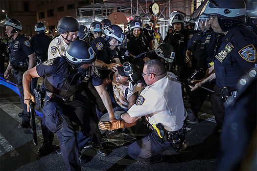 Генпрокурор Нью-Йорка подала в суд на полицию из-за жестокого разгона протестов