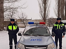 Воронежские гаишники помогли водителю «ВАЗ-2110», повредившему колесо на дороге