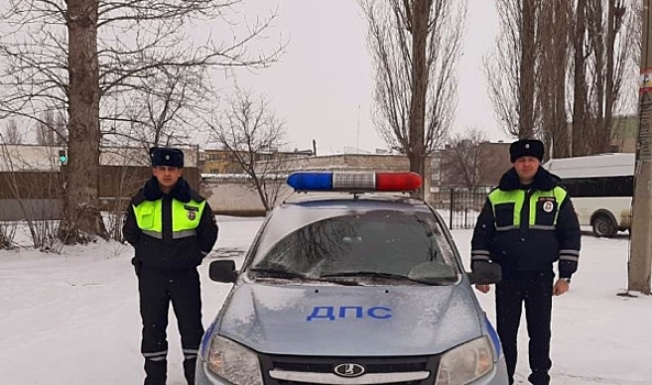 Воронежские гаишники помогли водителю «ВАЗ-2110», повредившему колесо на дороге