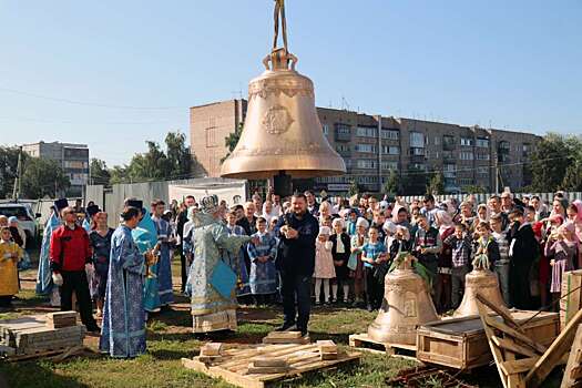 В Бузулуке подняли три главных колокола на Свято-Троицкий кафедральный собор