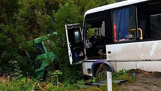 Автобус с десятками людей попал в ДТП в России
