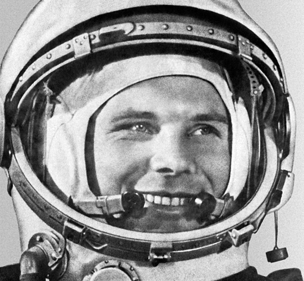 Советский космонавт Юрий Гагарин в скафандре "СК-1" перед историческим стартом космического корабля "Восток-1" с космодрома Байконур 12 апреля 1961 года