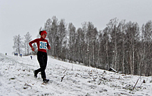 Десятки новосибирцев пробежали наперегонки по майскому снегу