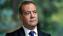 Медведев призвал Шольца и Макрона уйти в отставку