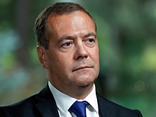 Медведев призвал Шольца и Макрона уйти в отставку