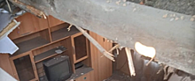 В Омске дом с рухнувшим потолком признали аварийным