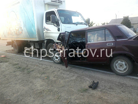 В Саратовской области легковой автомобиль разбился о грузовик, водитель погиб