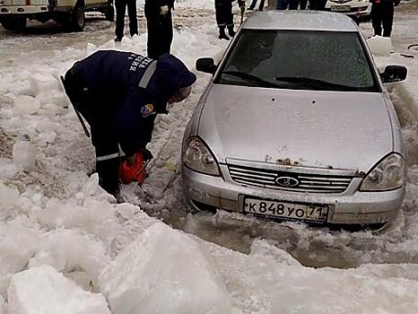 Спасатели выпилили машину из льда в Туле: видео