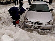 Спасатели выпилили машину из льда в Туле: видео