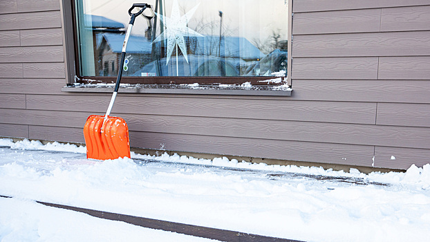 Нужно ли на самом деле убирать снег с отмостки дома: ответ эксперта