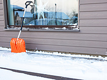 Нужно ли на самом деле убирать снег с отмостки дома: ответ эксперта