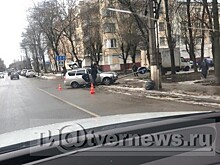 В Твери после столкновения "Лада" снесла дорожный знак