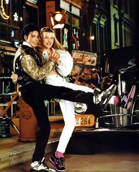 Легендарный снимок Майкла Джексона и Миллы Йовович, сделанный во время съемок рекламы обуви. На момент фото девушке было всего 13 лет.