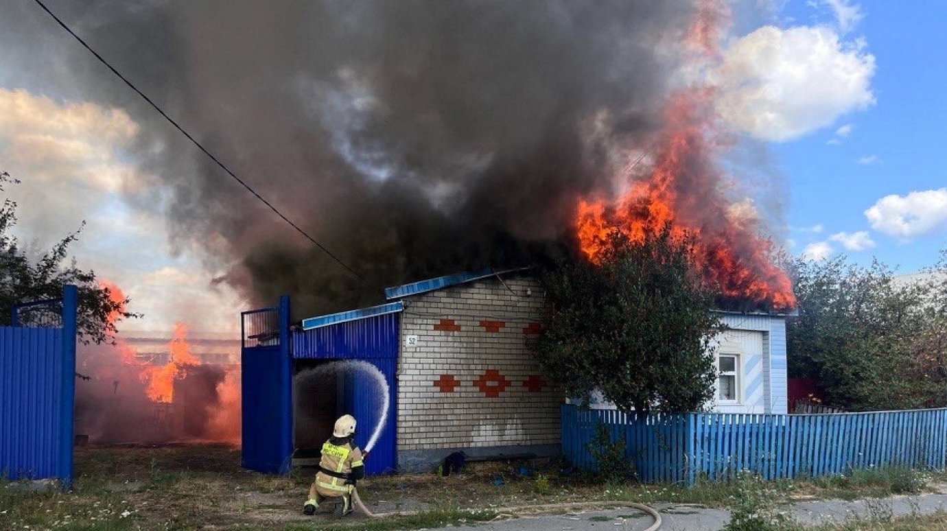 В Кузнецке пожарные спасли 2 человек из огня