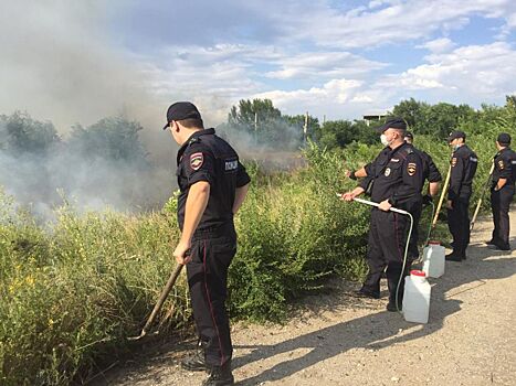 В 7 районах Волгоградской области сотрудники полиции и МЧС тушат пожары