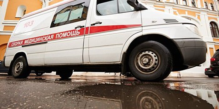 Труп мужчины с признаками падения с высоты обнаружен у жилого дома на севере Москвы