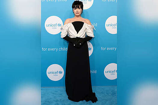 Деми Ловато появилась на вечере ЮНИСЕФ в черно-белом платье