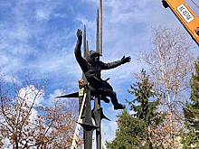 Во Львове демонтировали памятник Терешковой