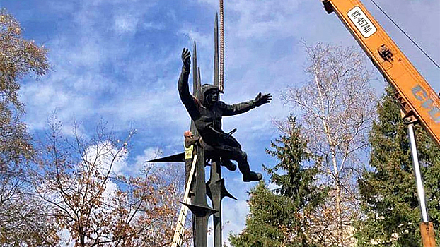 Во Львове демонтировали памятник Терешковой
