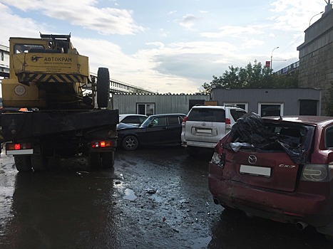 Автокран без водителя снёс 4 машины на парковке у Коммунального моста