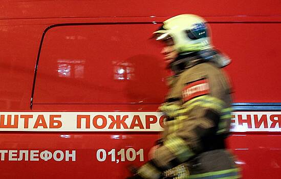 В Красноярске горит мебельный цех