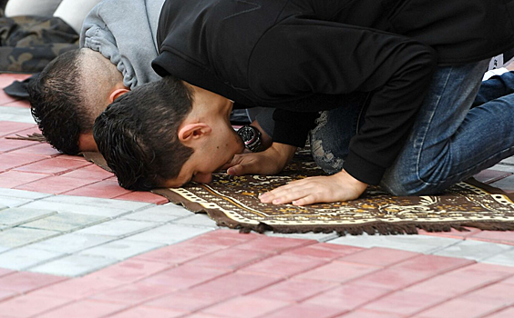 Мусульмане призвали открыть молельные комнаты в метро